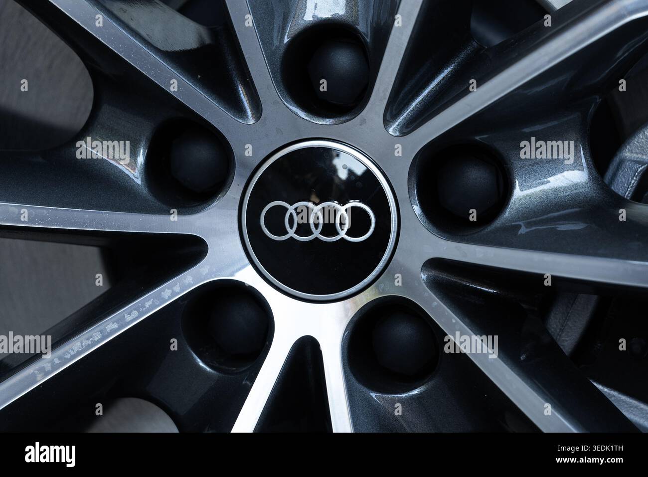 Slovenia, Lubiana - 11 aprile 2026: Focus sul volante di un'Audi quattro con logo e design Audi. Foto Stock