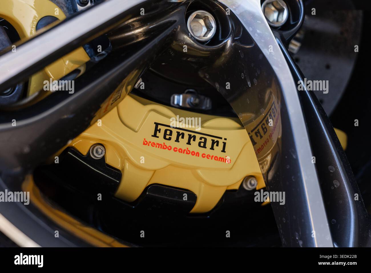 Slovenia, Lubiana - 11 aprile 2026: Vista ravvicinata della pinza del freno su una Ferrari SF90 che mostra le caratteristiche prestazionali Foto Stock