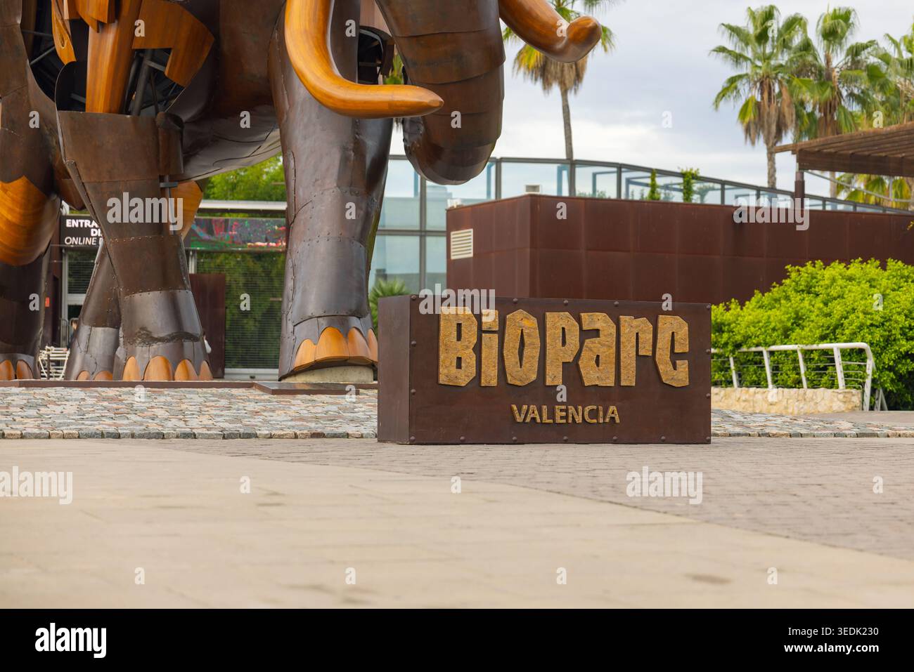Valencia, Spagna - 29 ottobre 2025: I visitatori arrivano al Bioparco di Valencia, accolti da una gigantesca scultura di elefante. Foto Stock