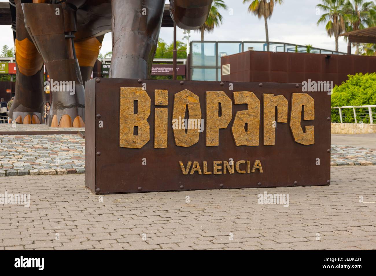 Valencia, Spagna - 29 ottobre 2025: I turisti arrivano allo zoo Bioparc Valencia con una grande statua di elefante. Foto Stock