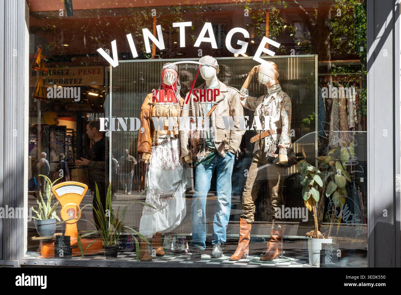 Il "Kilo Shop" nel 9° arrondissement di Parigi. Gli articoli vengono pagati in base al peso in base all'adesivo colorato che indica il prezzo al chilo Foto Stock