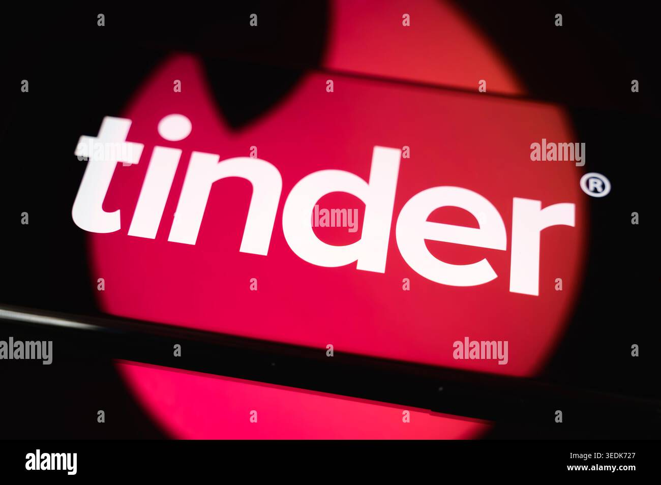 Parigi, Francia - 6 maggio 2026: Il logo dell'app Tinder Dating si illumina sullo schermo di uno smartphone a Parigi, Francia. Foto Stock