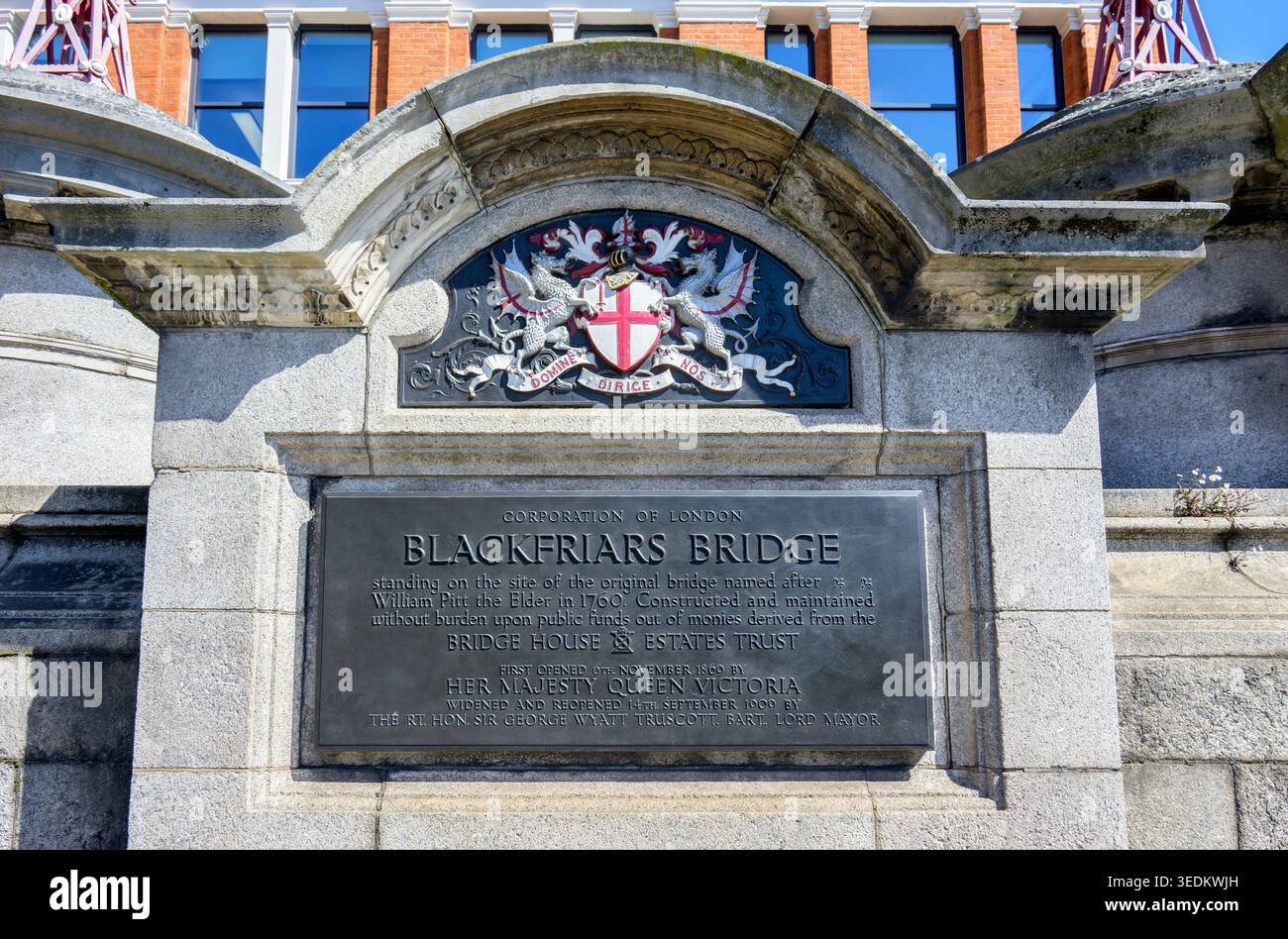Londra, Regno Unito. Targa del Blackfriars Bridge all'estremità nord del ponte Foto Stock