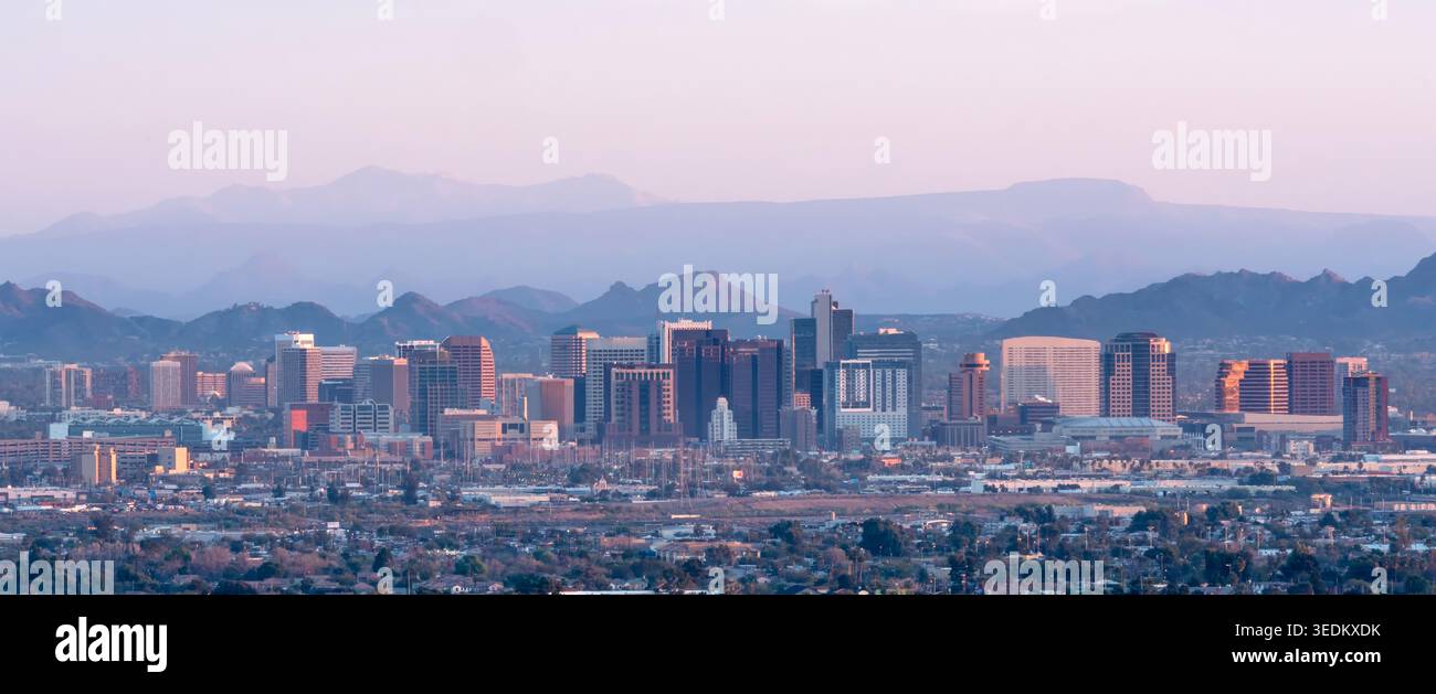 Panoramica dello skyline di Phoenix in Arizona al tramonto con le Desert Mountains Foto Stock