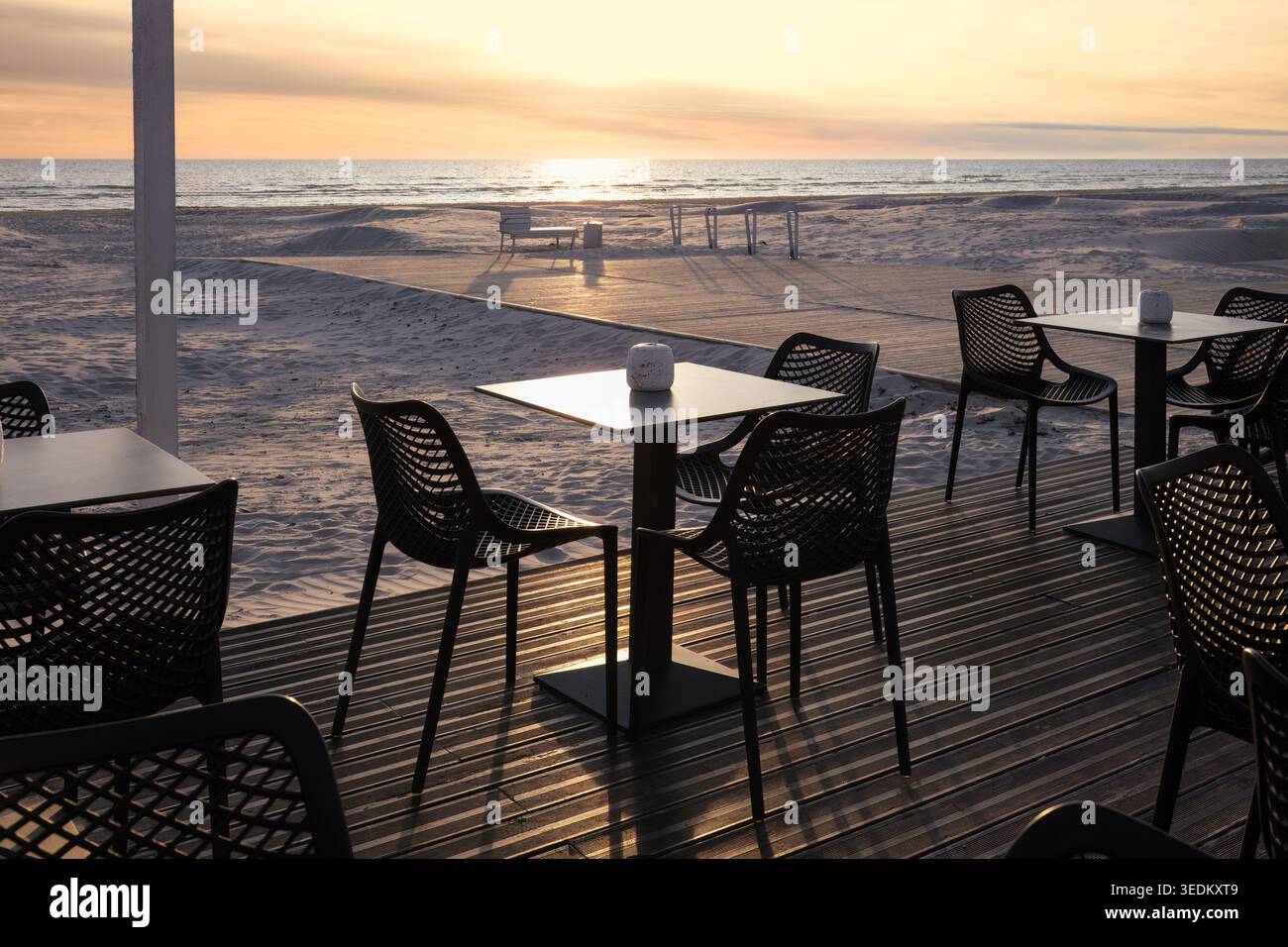 Atmosfera locale sul Mar Baltico sulla terrazza vuota che si affaccia sulle dune e sul mare al tramonto a Liepaja, con lunghe ombre e una calda luce serale. Ho Foto Stock