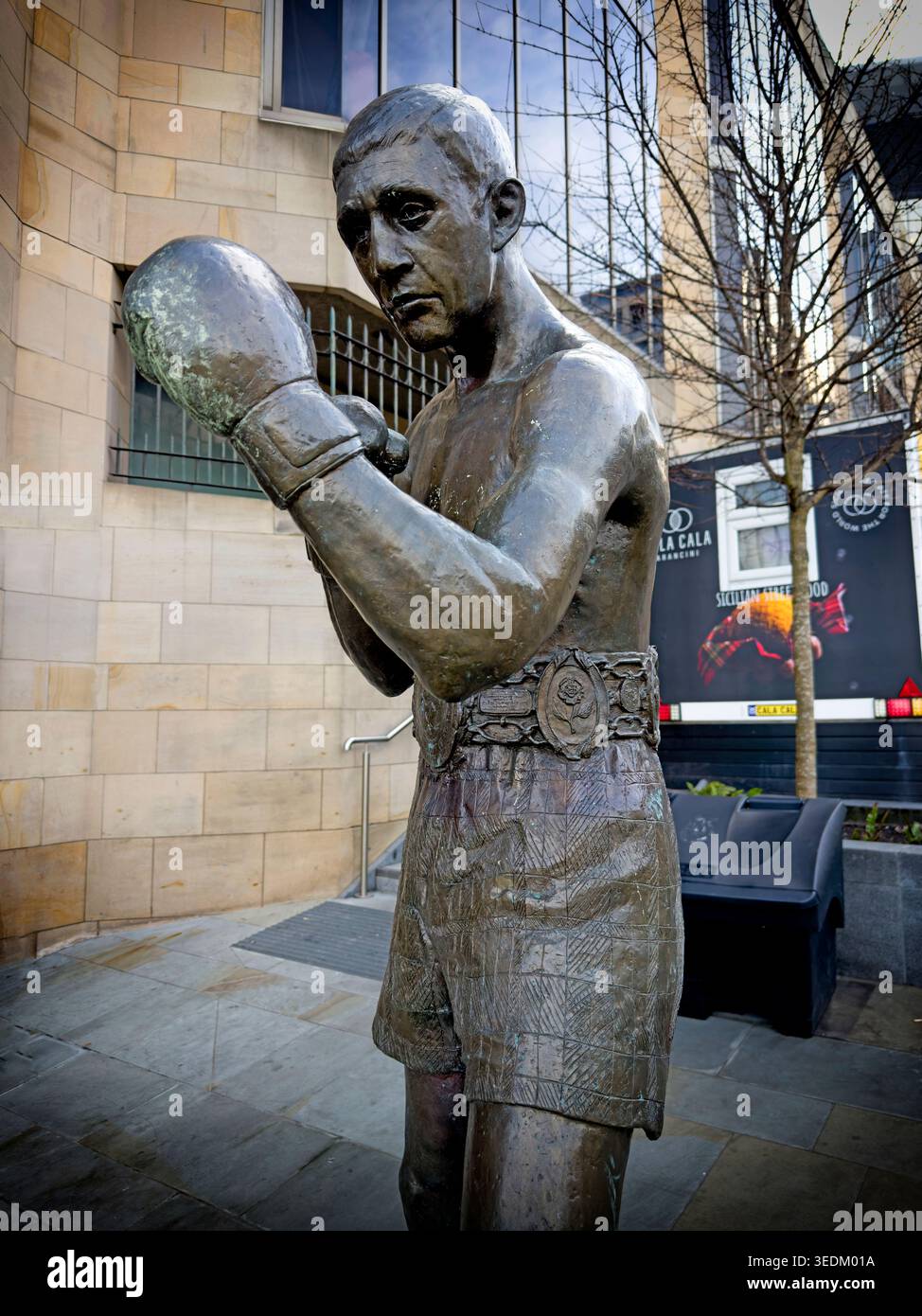 Ken Buchanan MBE ha commemorato in bronzo vicino al St James Quarter di Edimburgo, onorando l'indiscusso campione scozzese dei pesi leggeri Foto Stock
