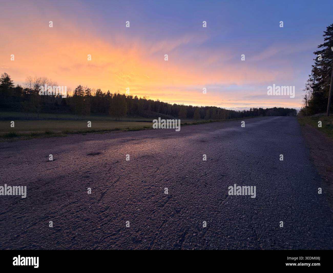 Tramonto durante una corsa serale. - Immagine stock catturata con smartphone