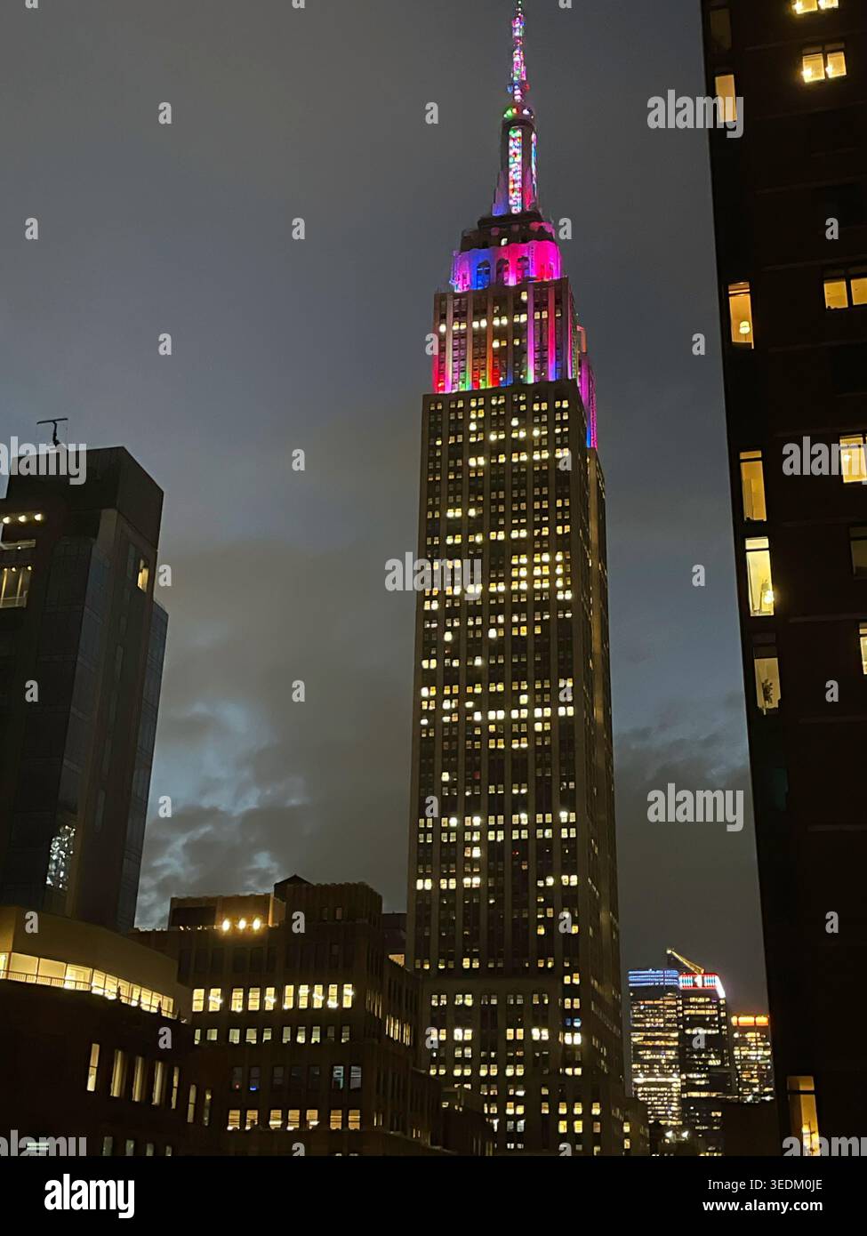 L'Empire State Building è illuminato in modo luminoso la sera di inizio primavera, 1° maggio 2026, New York City, Stati Uniti - Immagine stock catturata con smartphone