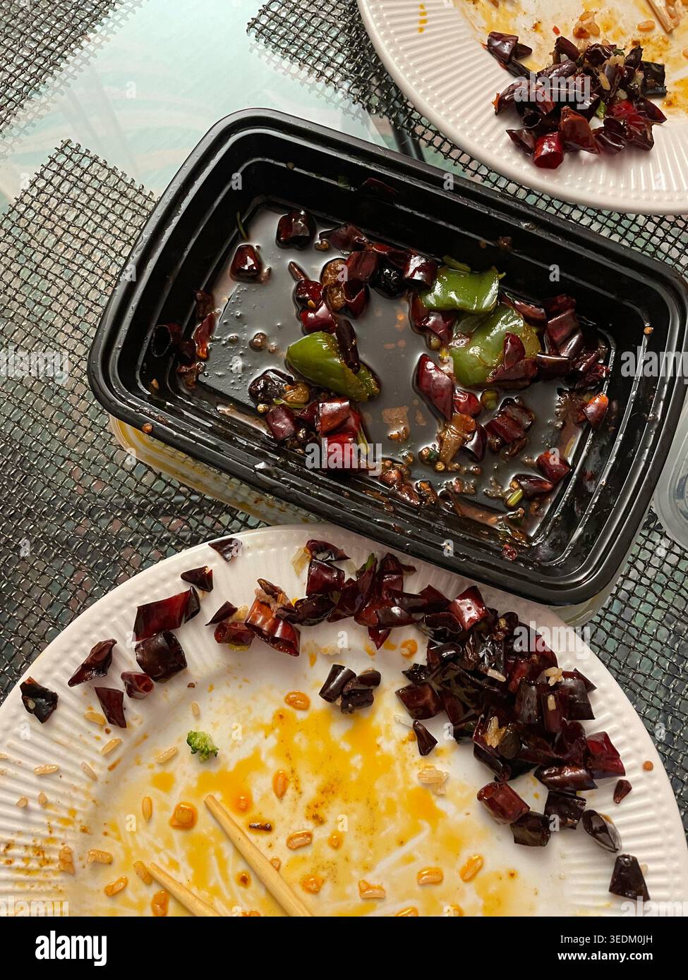 Pasto a domicilio cinese con troppi peperoncini secchi, 2026, New York City, USA - Immagine stock catturata con smartphone