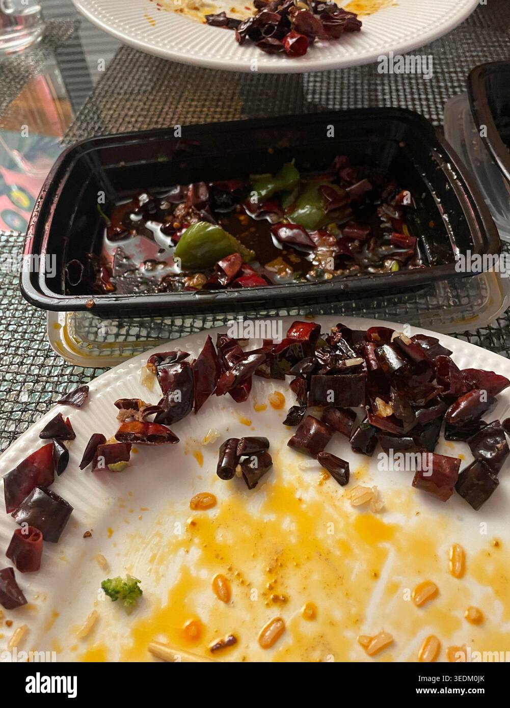 Pasto a domicilio cinese con troppi peperoncini secchi, 2026, New York City, USA - Immagine stock catturata con smartphone