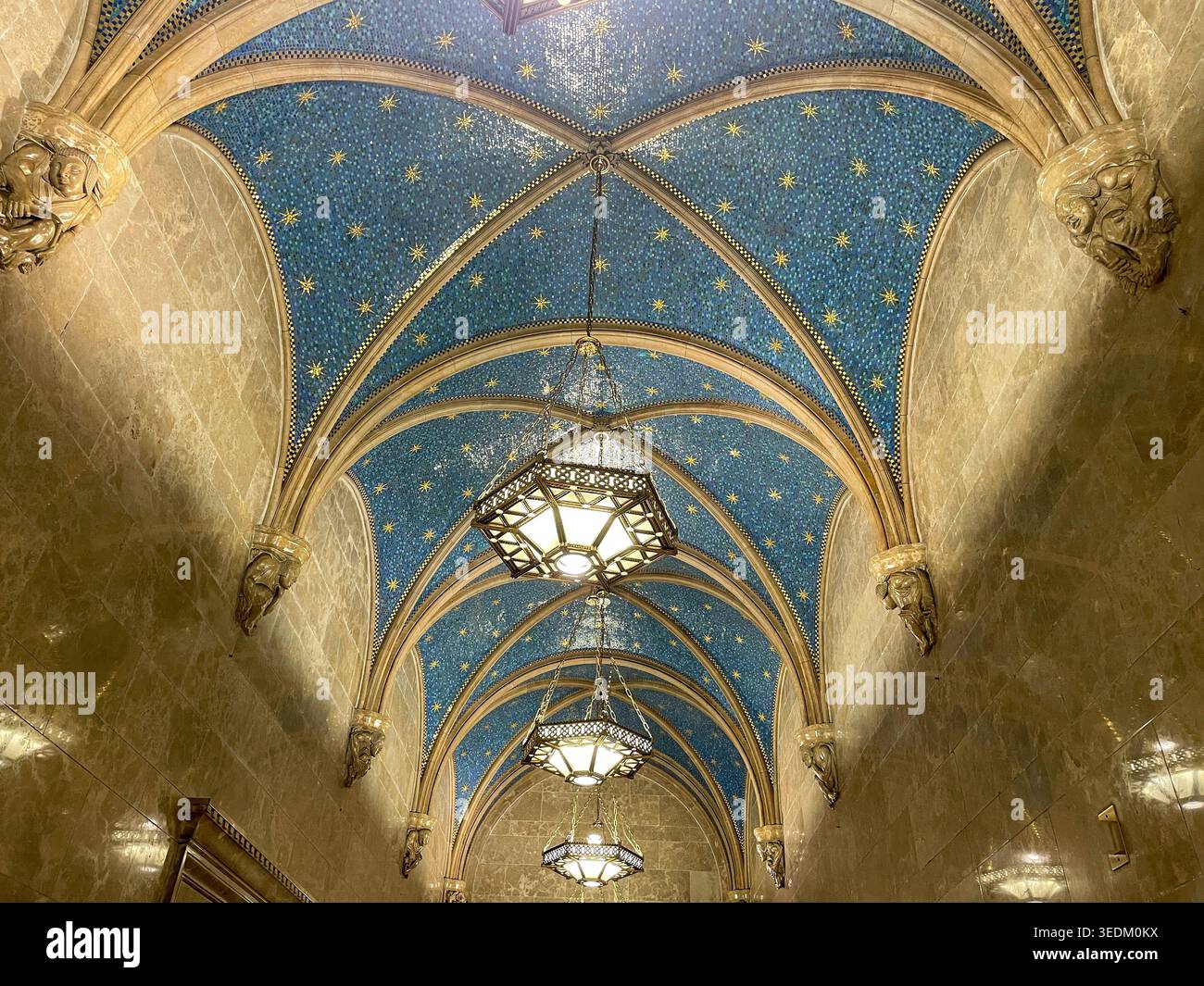 La lobby dell'edificio per uffici al 110 E. 42nd St. Presenta un soffitto ornato a volta, 2026, New York City, USA Foto Stock