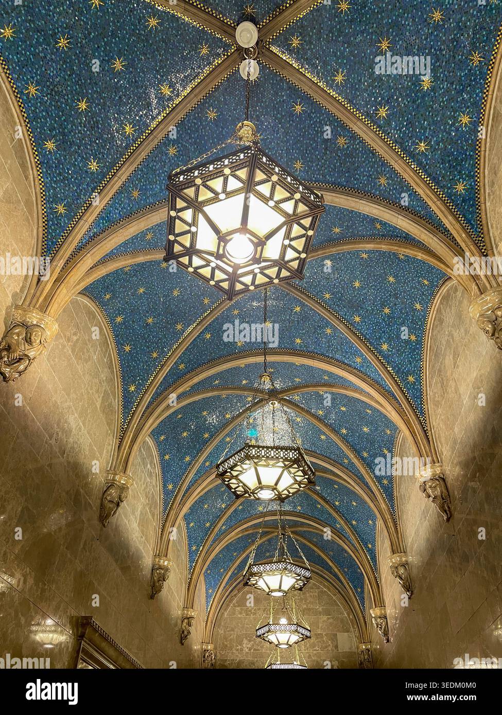 La lobby dell'edificio per uffici al 110 E. 42nd St. Presenta un soffitto ornato a volta, 2026, New York City, USA - Immagine stock catturata con smartphone