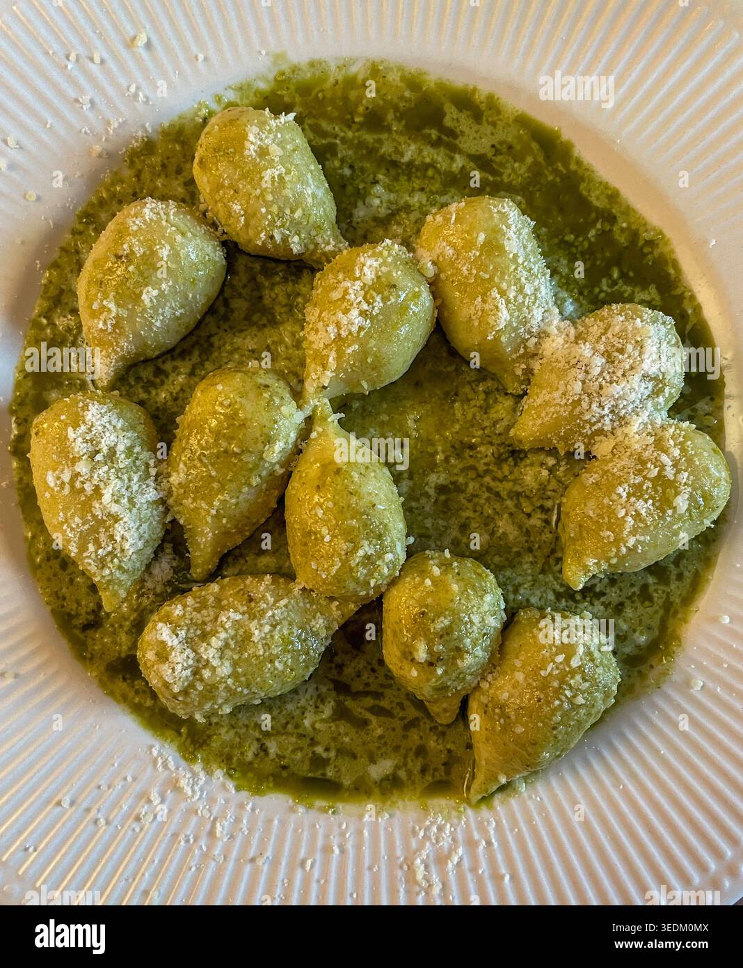 Antipasto italiano gourmet di gnocchi freschi con salsa al pesto., 2026, New York City, USA Foto Stock