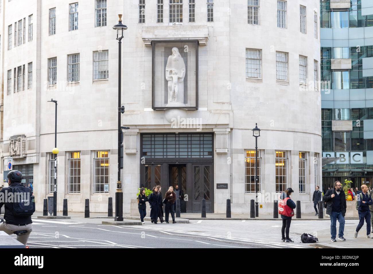 Mostre PIC: La controversa statua scolpita dallo scultore Eric Gill è stata restaurata ed è stata svelata fuori dalla sede centrale della BBC a Londra. BBC Wo Foto Stock
