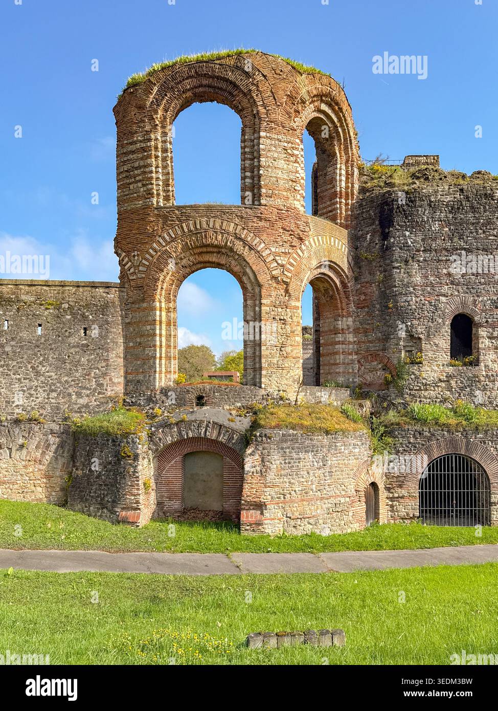 Treviri, Germania - 14 aprile 2026: Vista frontale delle mura delle terme imperiali di Treviri o dei Kaiserthermen vicino al centro di Treviri. Foto Stock