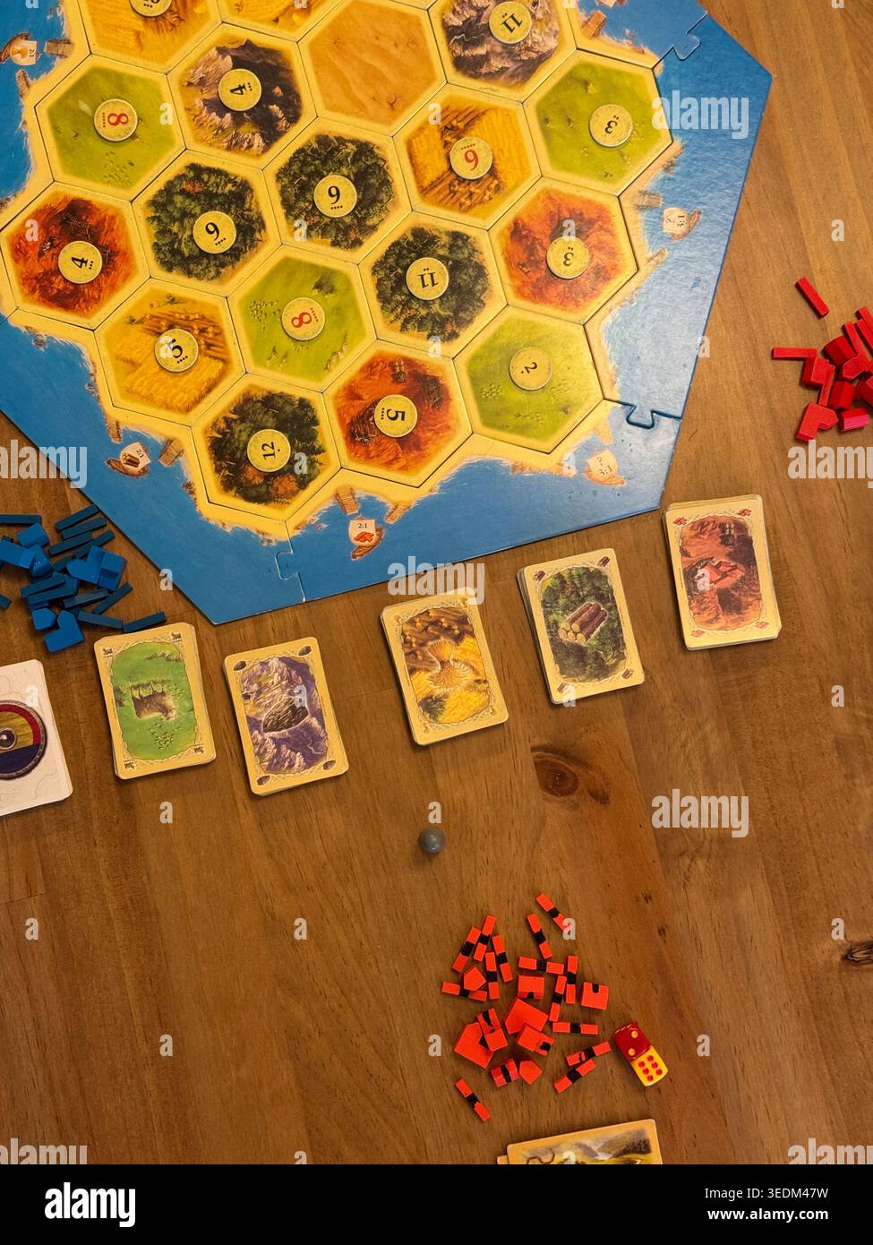 Toronto, Canada - 26 aprile 2026: Allestimento Catan su un tavolo di legno accogliente serata strategica Foto Stock