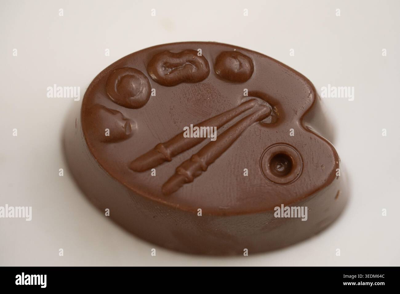 Bonbon di cioccolato per gourmet con tavolozza di pittori per l'arte, celebrazione a tema e dessert Foto Stock