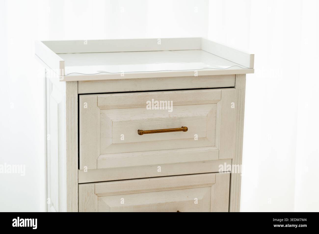 Comodino moderno in marmo. Elegante tavolo da notte in legno beige con dettagli in ottone Foto Stock
