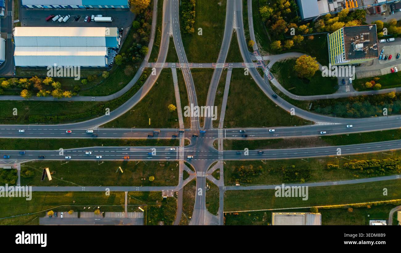 Veduta aerea degli oggetti dell'infrastruttura Malesice con un complesso incrocio stradale con automobili, spazi verdi ed edifici industriali a Hlavni m. Foto Stock