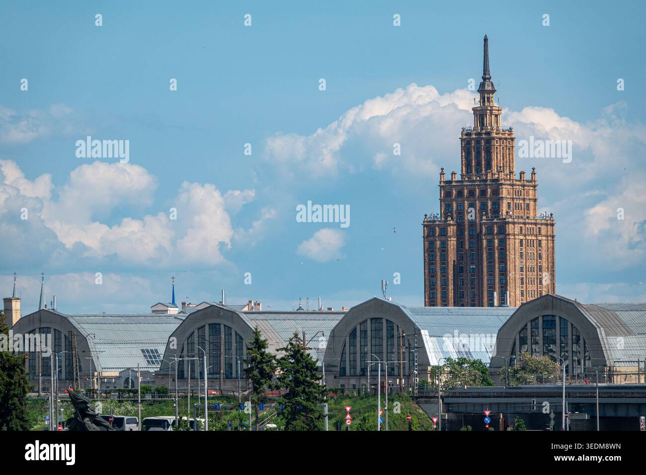 Edificio dell'Accademia lettone delle scienze costruito durante l'occupazione sovietica a riga, in Lettonia Foto Stock