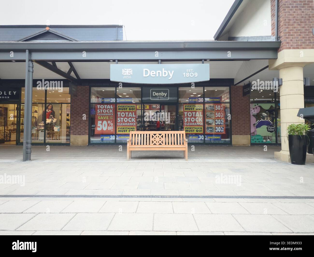 CHESTERFIELD, Regno Unito - 6 MAGGIO 2026: Il negozio Denby presso l'East Midlands Designer Outlet. Questa settimana, l'iconico marchio di ceramiche britanniche ha fatto notizia del potenziale interesse di Frasers Group nell'acquisizione della società dopo che quest'ultima è stata presentata per l'amministrazione nell'aprile 2026. Il punto vendita rimane aperto al pubblico durante il processo di amministrazione. - Immagine stock catturata con smartphone