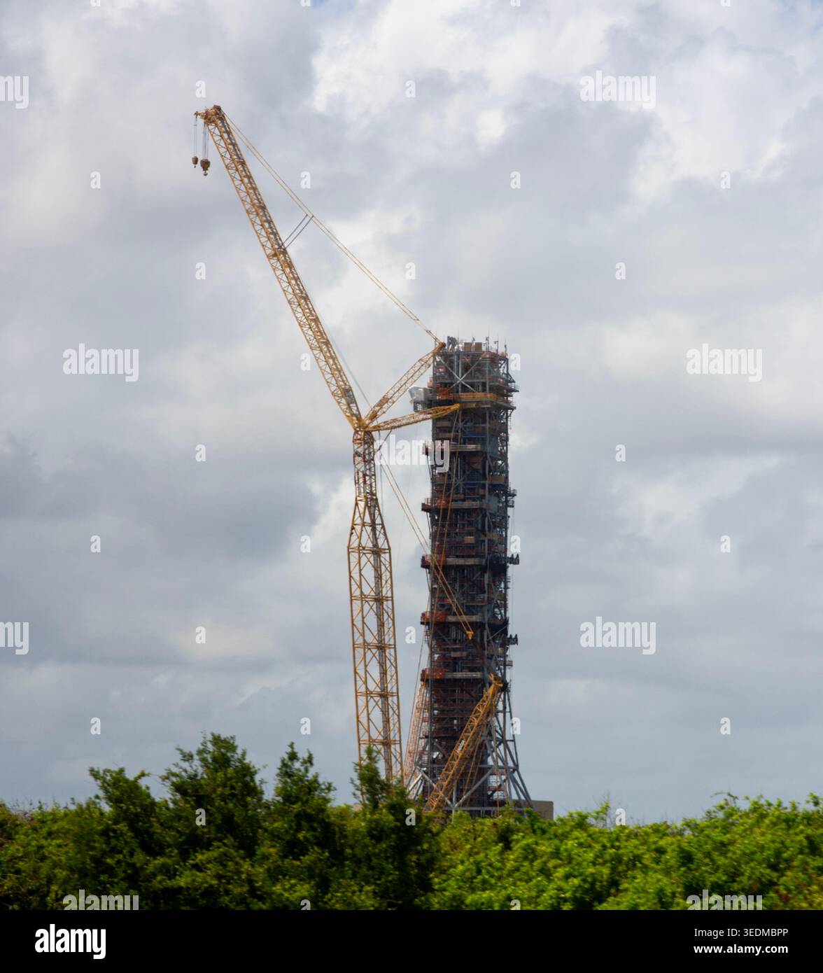 Il massiccio lanciatore mobile e la torre per il programma della missione Artemis Moon della NASA presso il Kennedy Space Center di Merritt Island, Florida. Foto Stock