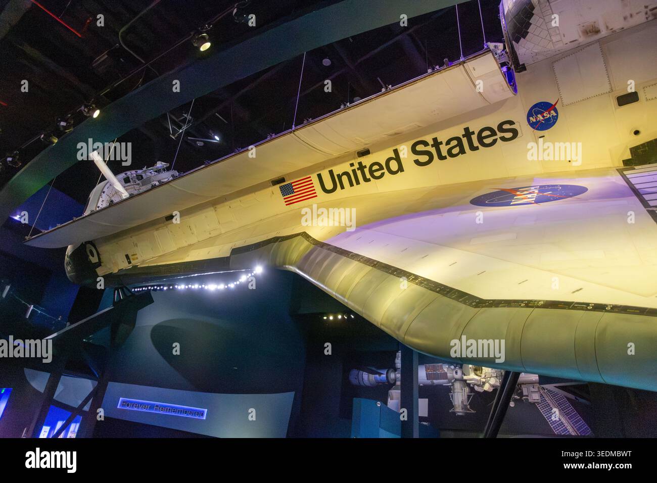 Lo Space Shuttle Atlantis è esposto con porte di carico aperte al Kennedy Space Center Visitor Complex di Cape Canaverl, Florida. Foto Stock