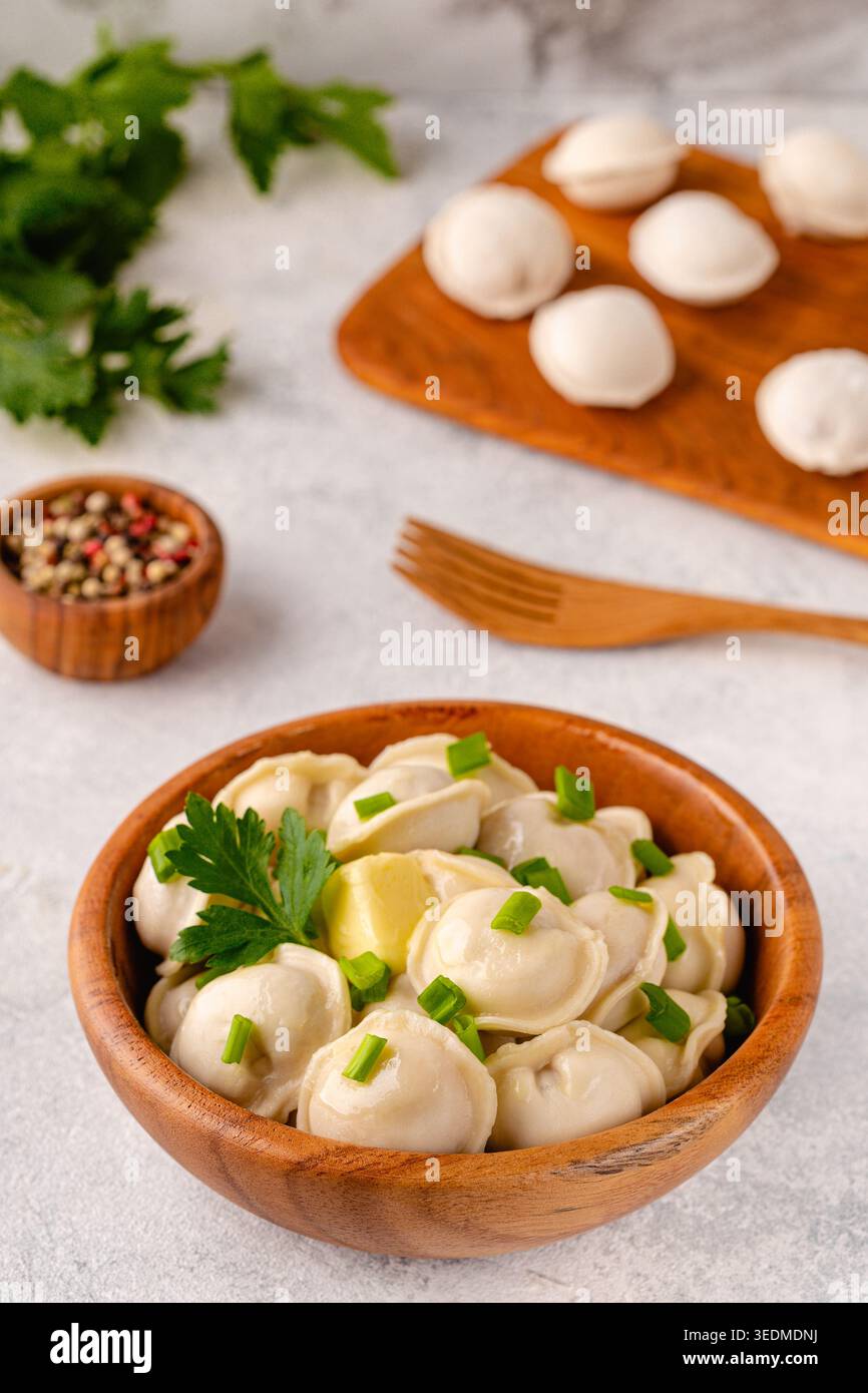 Gnocchi di carne fatti in casa - pelmeni russi. Gnocchi, ripieni di carne, ravioli. Foto Stock