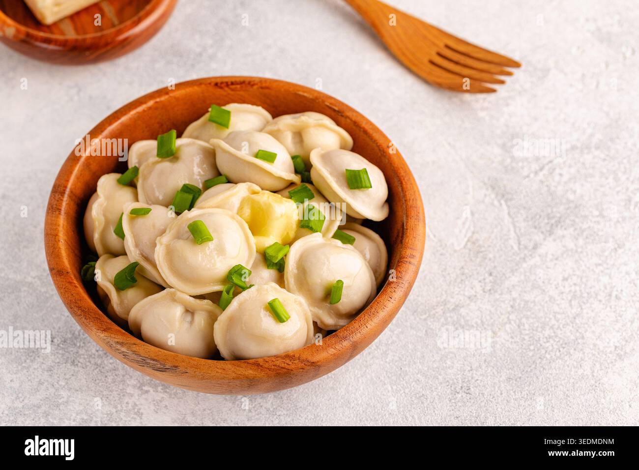 Gnocchi di carne fatti in casa - pelmeni russi. Gnocchi, ripieni di carne, ravioli. Foto Stock