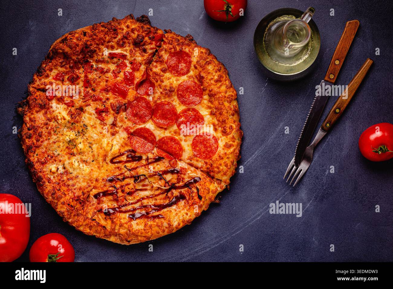 Pizza con condimenti diversi - peperoni, formaggio, margarita, barbecue, vista dall'alto Foto Stock