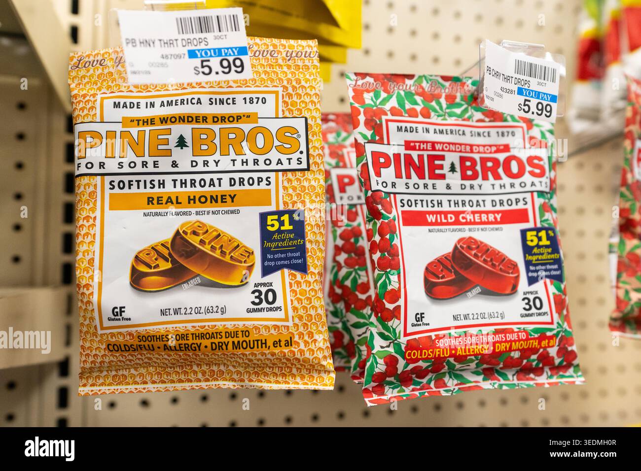 Pine Bros Softish Throat Drops prodotti per la tosse esposti sullo scaffale del punto vendita Foto Stock