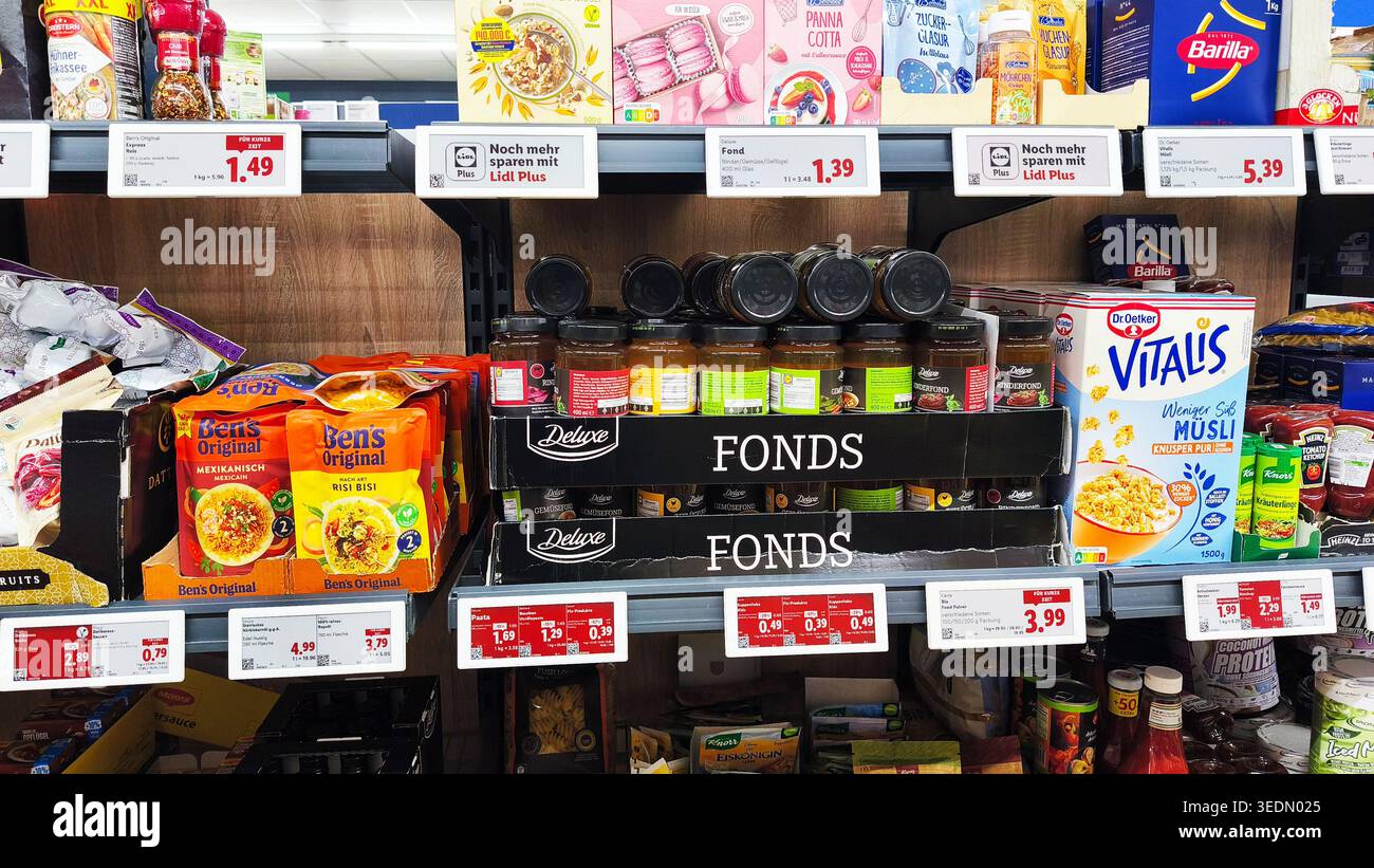 Iserlohn, Germania — 6 maggio 2026: Scaffali del supermercato a Lidl con vari prodotti alimentari tra cui riso originale di Ben, Deluxe Stocks, Barilla pasta AN Foto Stock