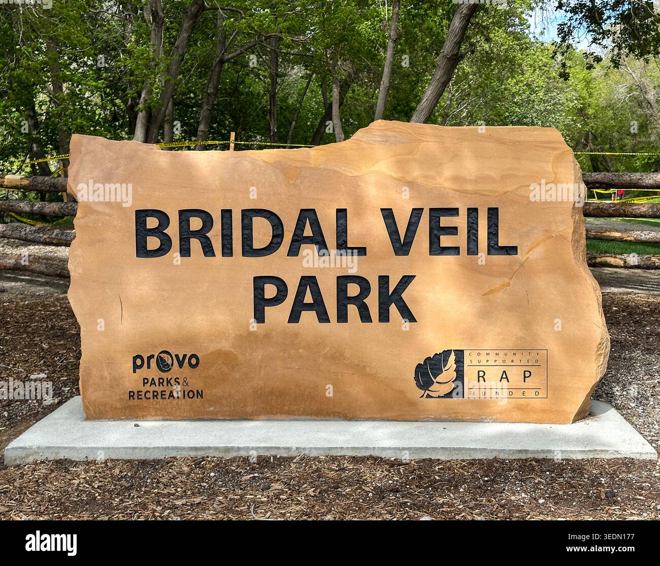 Cartello d'ingresso al Bridal Veil Park. Provo, Utah, USA - 24 aprile 2026 - Immagine stock catturata con smartphone