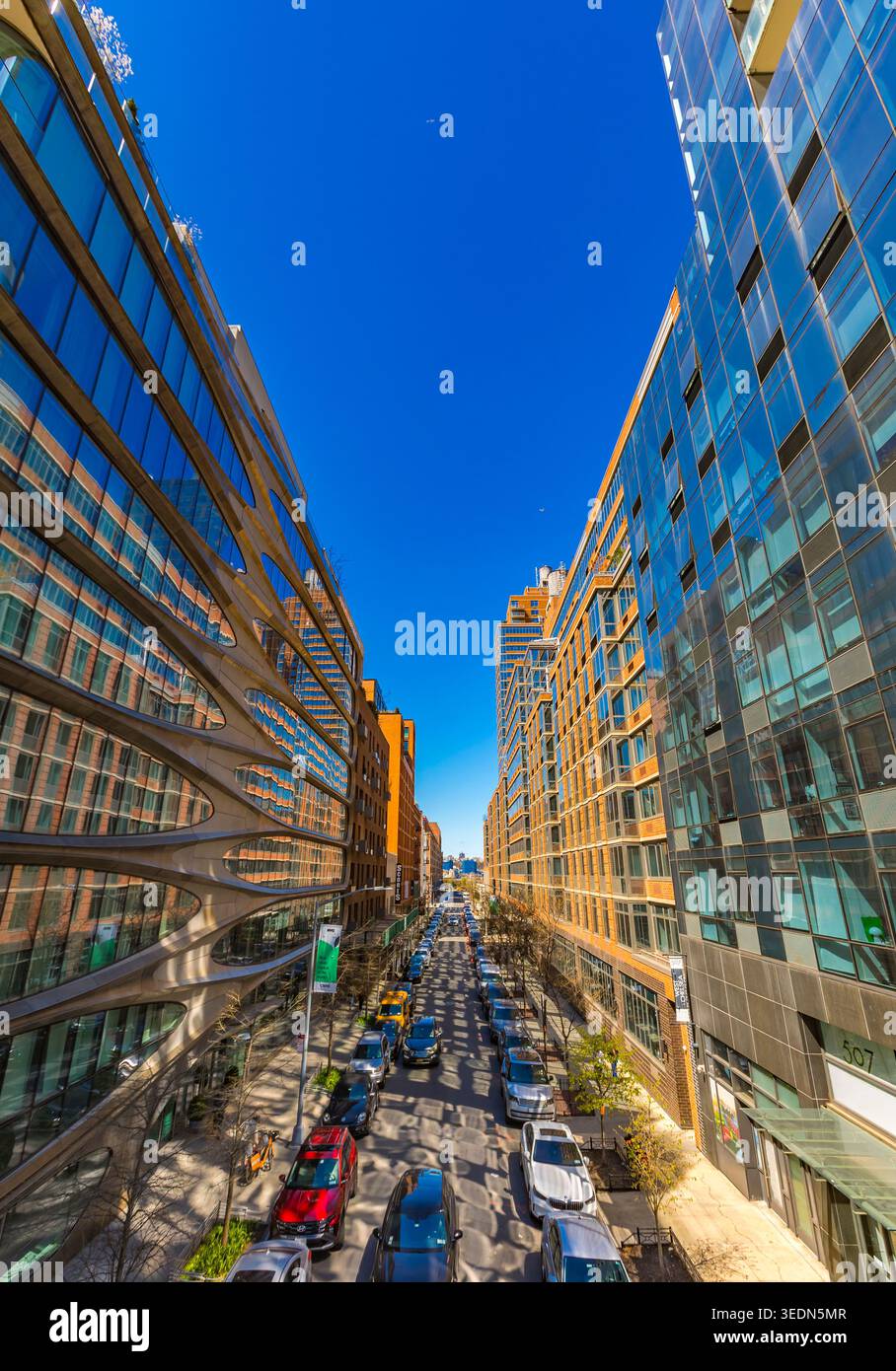New York, Stati Uniti - 11 aprile 2026: Una vista ad alto angolo dalla High Line si affaccia sulla West 28th Street. L'edificio sulla sinistra, noto come 520 West Foto Stock