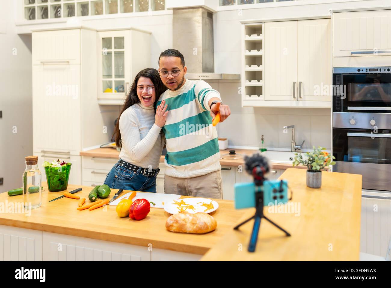 Coppia cucinare cibo sano e registrare un vlog live Foto Stock