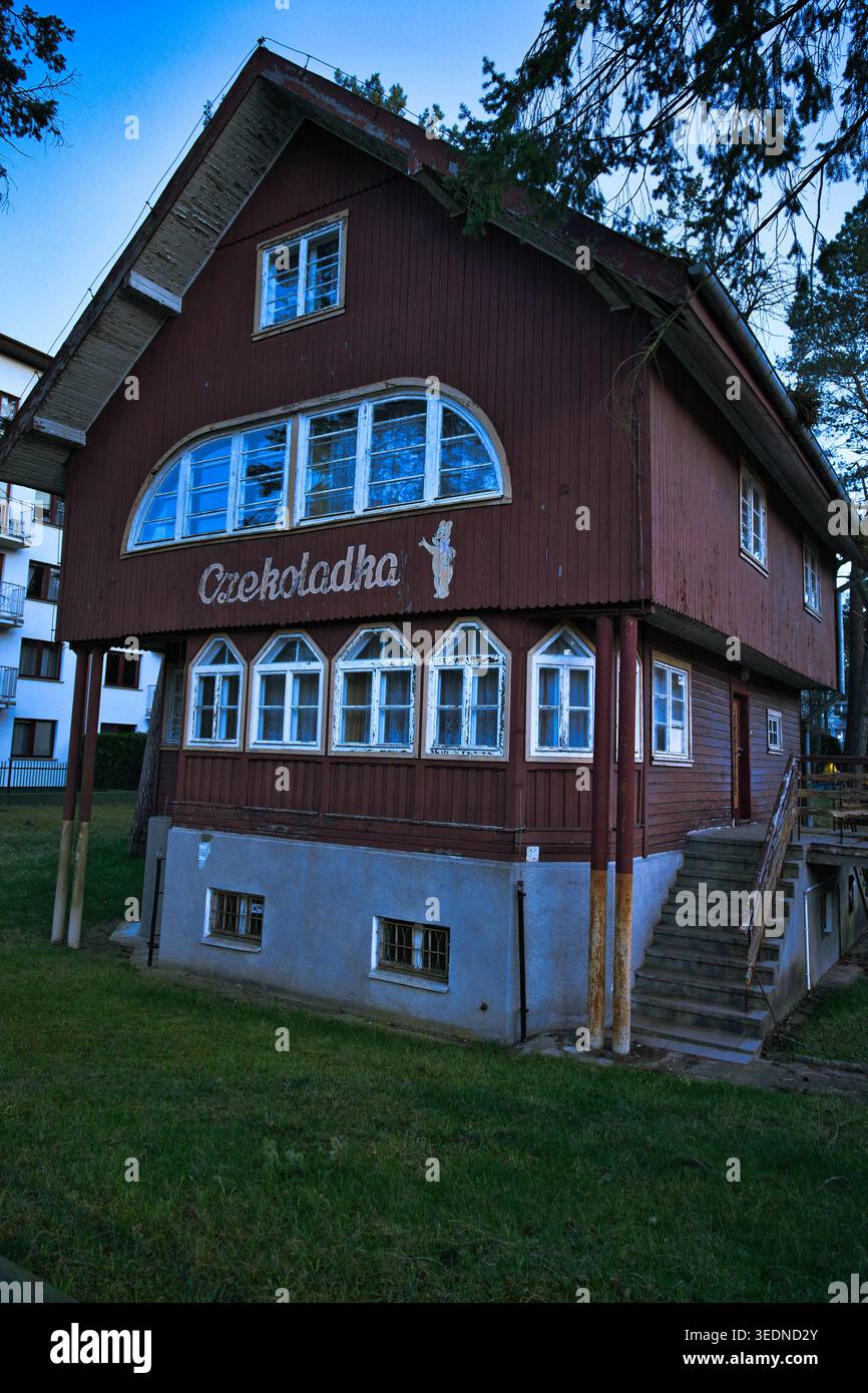 Rustica Casa in legno rosso Czekoladka Cottage con finestre d'epoca e scalinata esterna - la città costiera di Świnoujście. Foto Stock