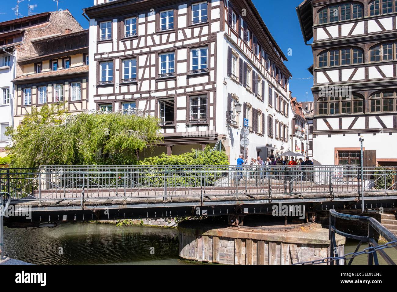 Strasburgo, Francia - 30 aprile 2026: Pont du Faison collega due lati del canale di Strasburgo Foto Stock
