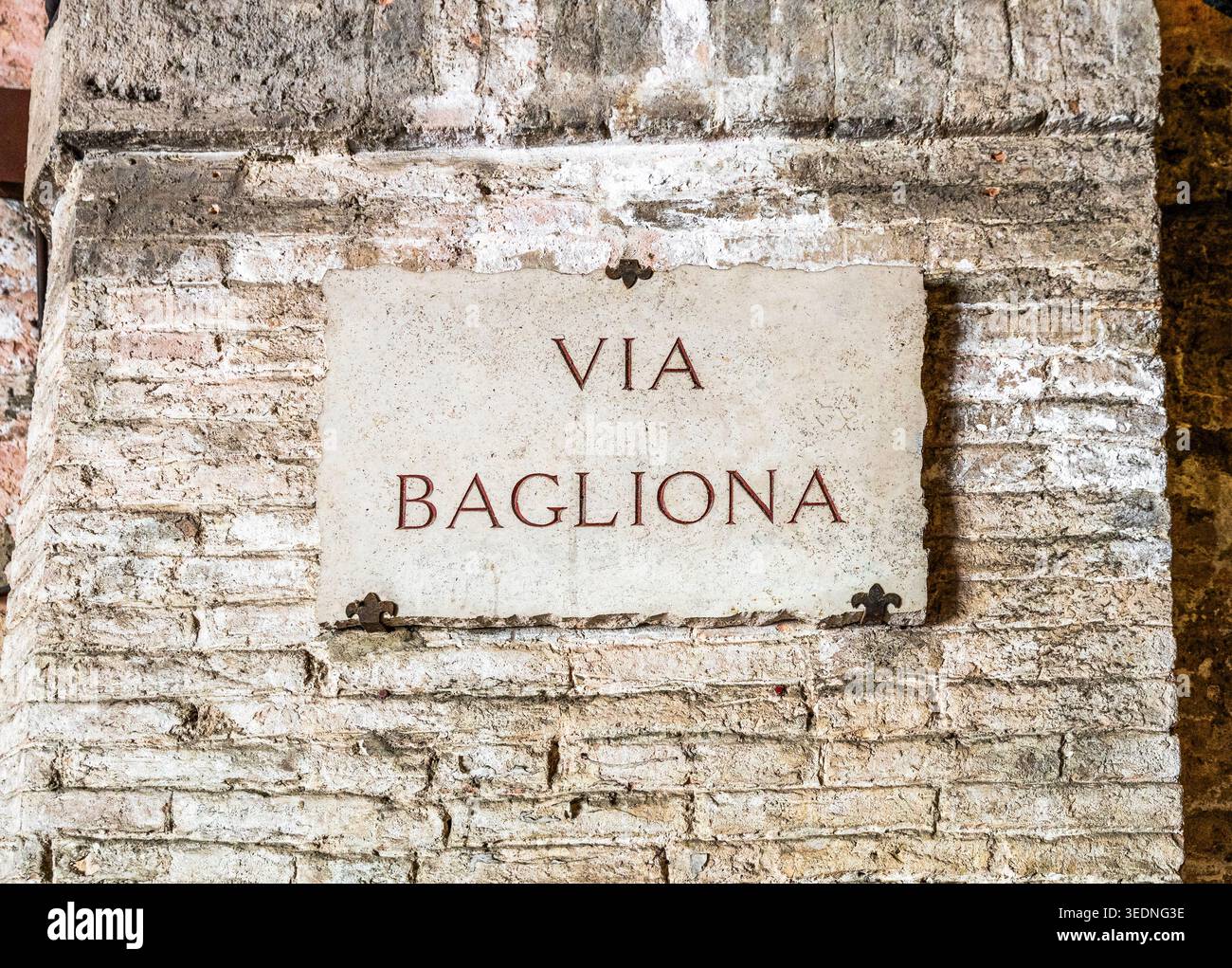 Cartello stradale che segna via Bagliona, la principale via sotterranea all'interno di Rocca Paolina, fortezza rinascimentale costruita da Papa Paolo III Farnese, Perugia Italia Foto Stock