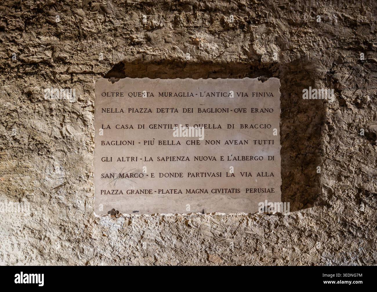 Targa commemorativa che spiega l'architettura originale di Rocca Paolina, fortezza rinascimentale costruita nel XVI secolo a Perugia, Italia Foto Stock