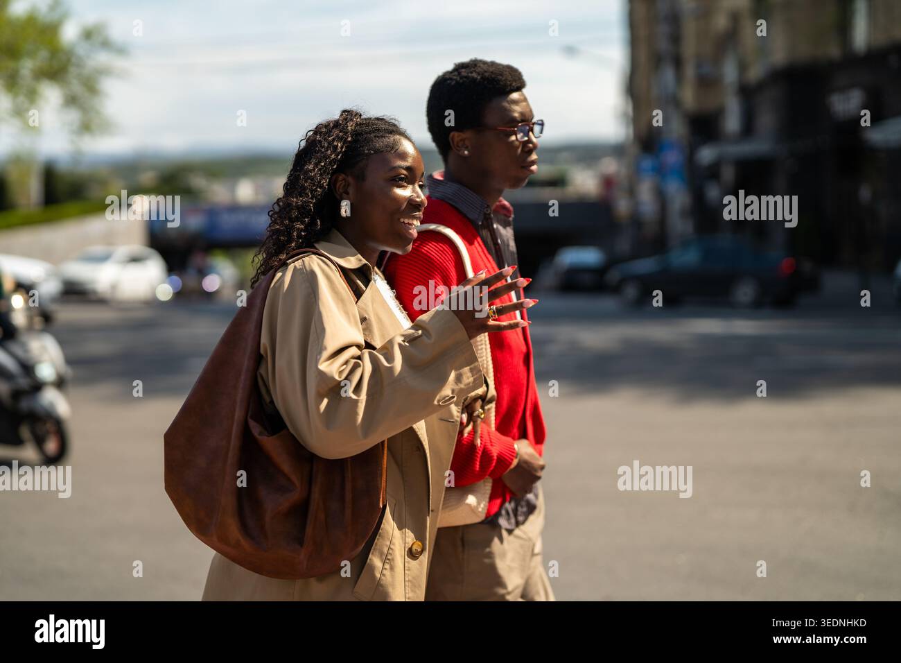 Positive coppie afroamericane, amici maschi e femmine, durante una passeggiata giornaliera in centro città insieme. Foto Stock