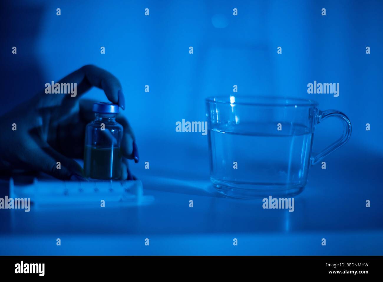 Impostazione del liquido da laboratorio. Ambiente sterile con fiala in vetro e dosatore. Spazio di lavoro sterile in laboratorio con contenitore in vetro e precise Foto Stock