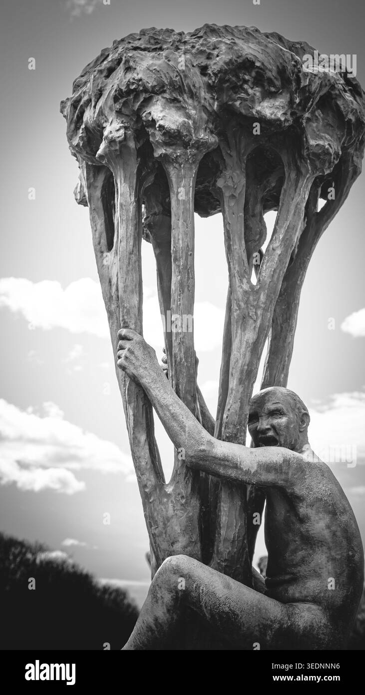 6 aprile 2026, Oslo Norvegia. Forme umane senza diritto d'autore in Bronzo - Vigeland Sculpture Park, di Gustav Vigeland. Foto Stock