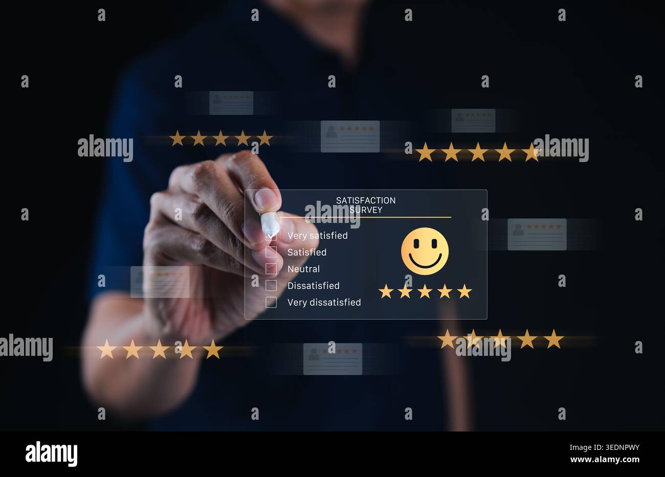 Sondaggio sulla soddisfazione dei clienti e concetto di feedback a cinque stelle. L'utente seleziona l'opzione molto soddisfatta sull'interfaccia con emoji sorriso e qualità del servizio Foto Stock