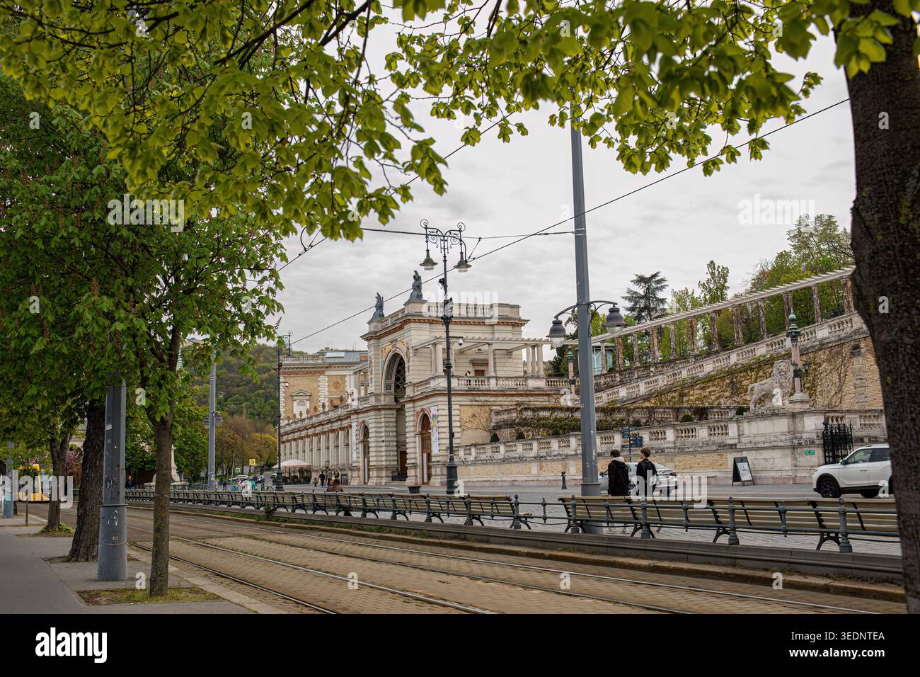 Budapest, Ungheria - 12 aprile 2026: Edificio del Varkert Bazar con binari e strade del tram Foto Stock