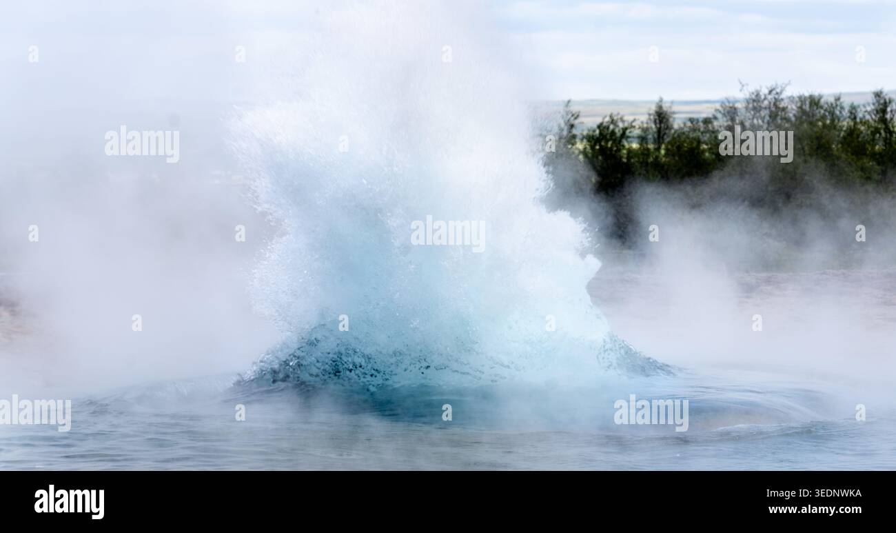 Le acque turchesi eruttanti del geyser Strokkur, che erutta ogni 6-10 minuti. Islanda Foto Stock