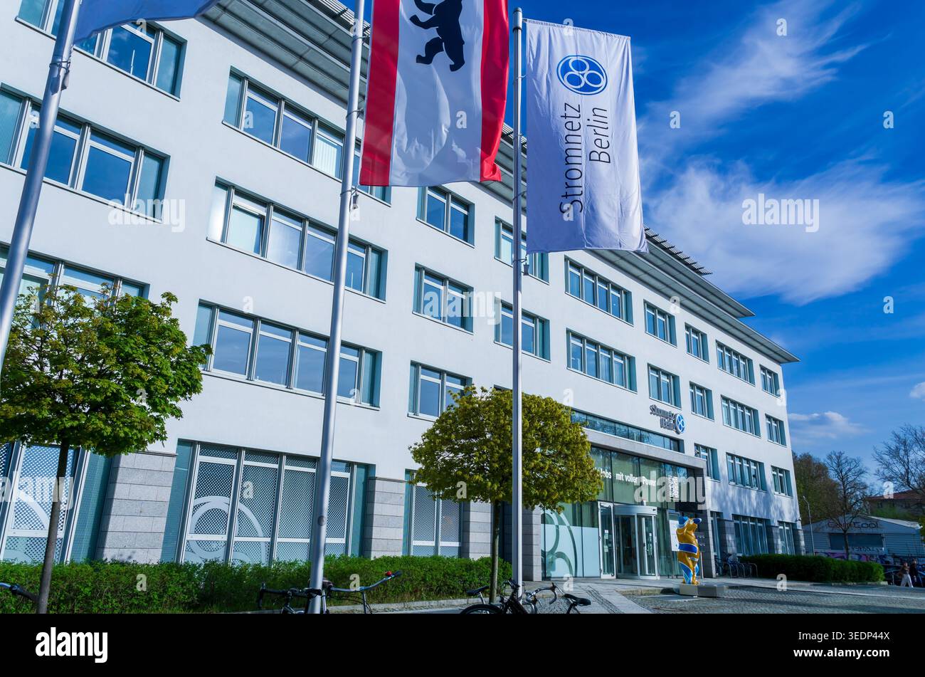 Edificio della sede centrale della Stromnetz Berlin GmbH con la compagnia e le bandiere di stato di Berlino a Berlin-Alt-Treptow, Germania. Foto Stock