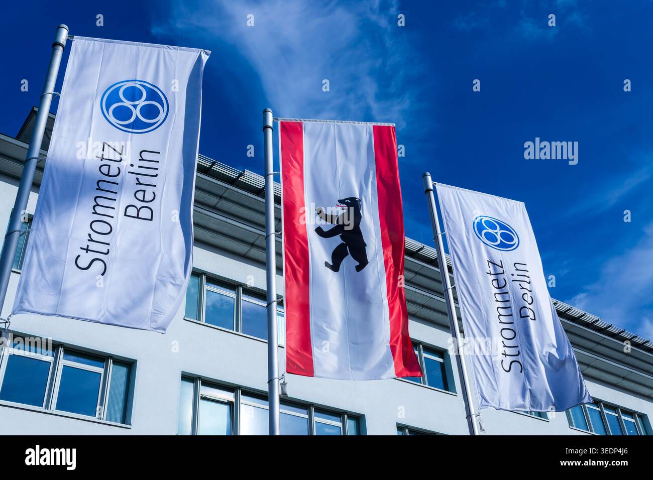 Bandiere della società Stromnetz Berlin e bandiera dello Stato di Berlino davanti alla sede della Stromnetz Berlin a Berlin-Alt-Treptow, Germania. Foto Stock