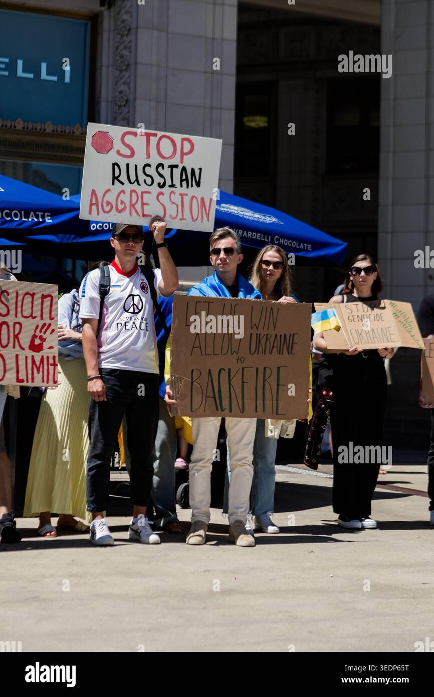 06.30.2024 Chicago, Illinois, Stati Uniti. Le persone si riuniscono in una zona trafficata con segnali per protestare contro la guerra russa in Ucraina. Chiedono il sostegno di AN Foto Stock
