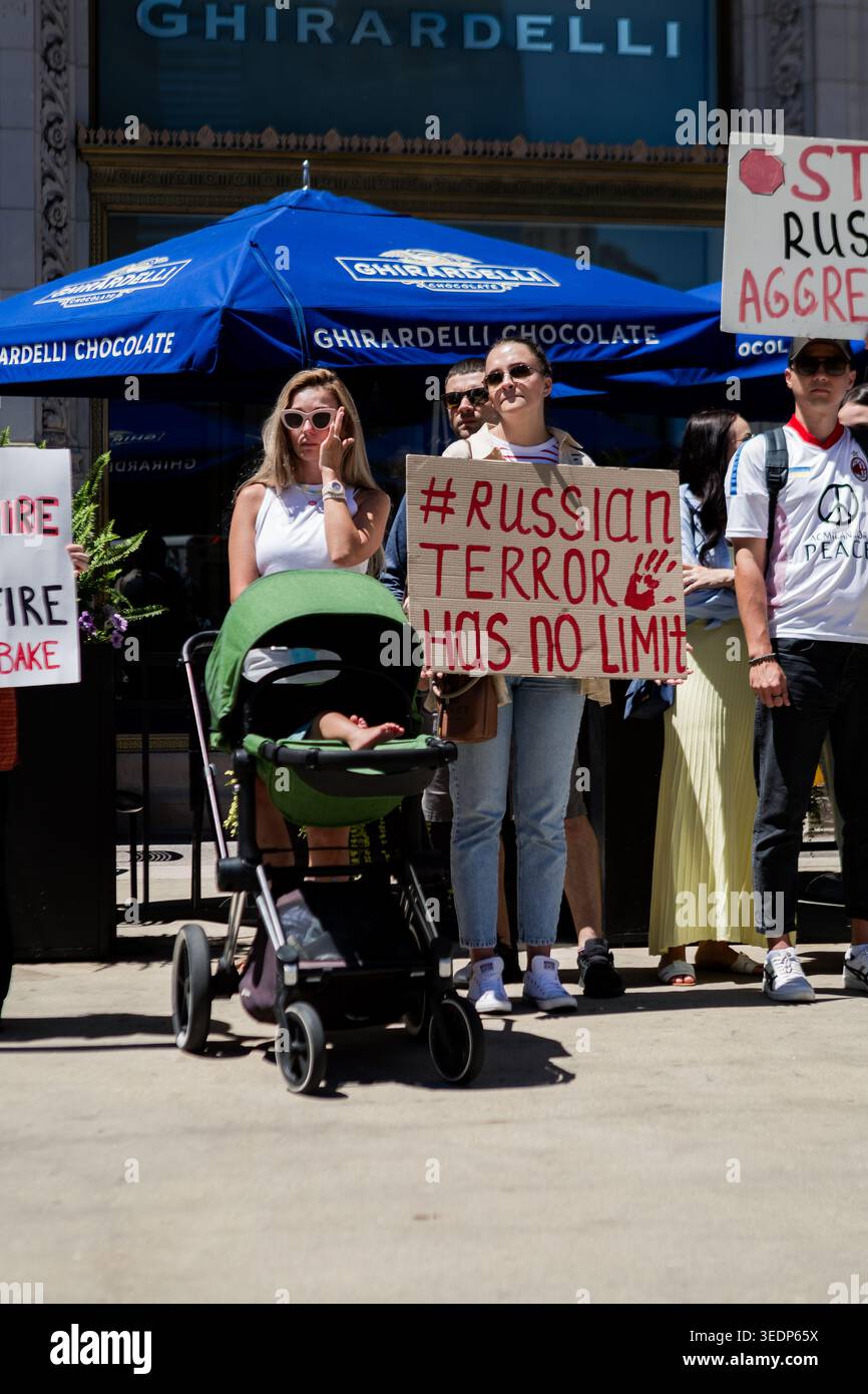 06.30.2024 Chicago, Illinois, Stati Uniti. Le persone si riuniscono a San Francisco tenendo dei cartelli durante una manifestazione contro la guerra russa in Ucraina. L'evento ha lo scopo di sollevare un Foto Stock