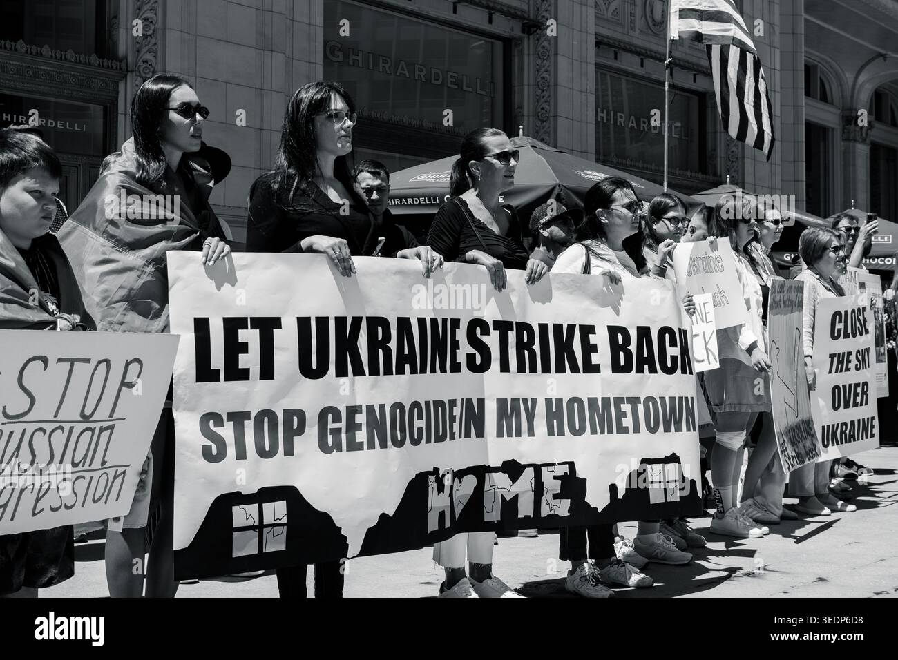 06.30.2024 Chicago, Illinois, Stati Uniti. La gente si riunisce per protestare contro la guerra in Ucraina. Hanno segni che esprimono i loro sentimenti riguardo al conflitto e c Foto Stock